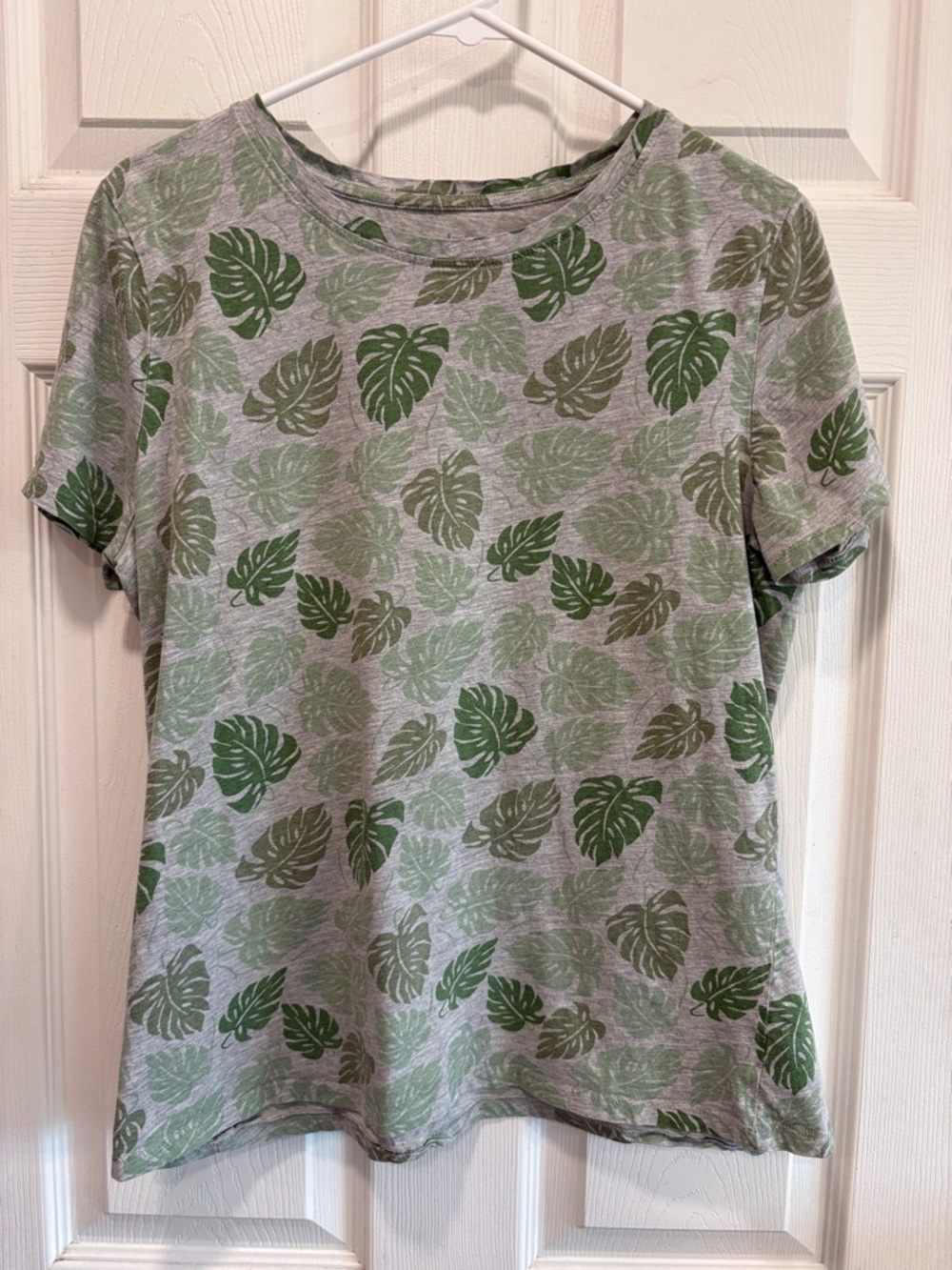 dip Gray Short Sleeve Tee with Green Leaf Print